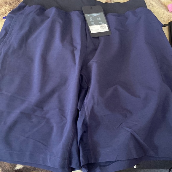 Fabletics 9” M shorts.  Tags on, never been worn - Picture 1 of 3